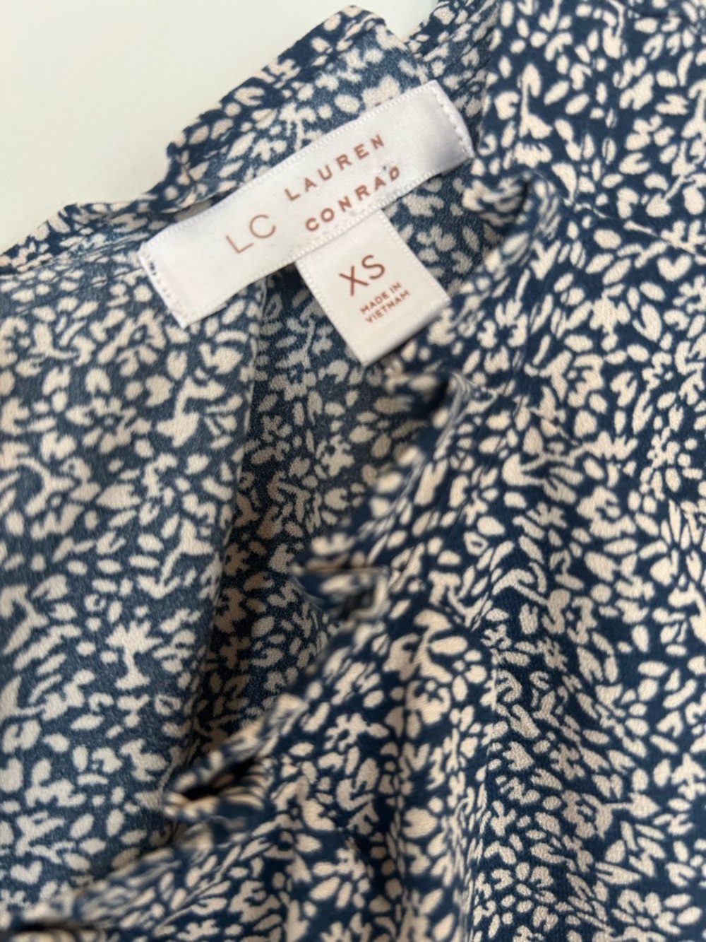 Lauren Conrad Light and Flowy XS 100% Polyester Blouse. Ties in The Back. - Picture 4 of 5